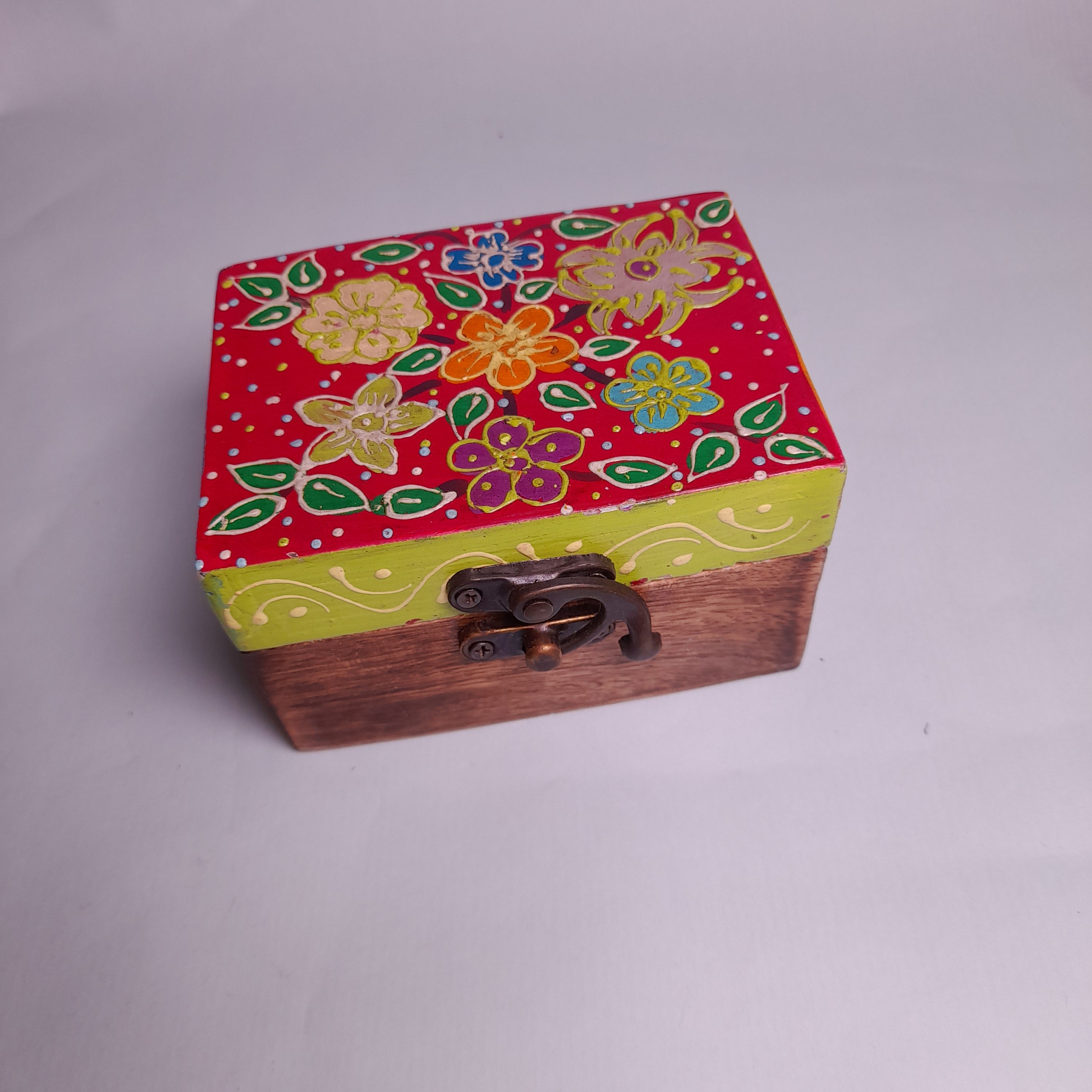 Caja de madera pequeña con tapa pintada – eltrasterodeconlo